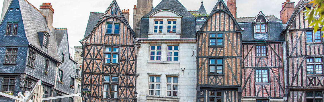 Activité insolite et originale à Tours - Rallye urbain, jeu de piste, chasse au trésor, rallye photo pour EVG, EVJF, anniversaire team building sortie scolaire & intégration grande école