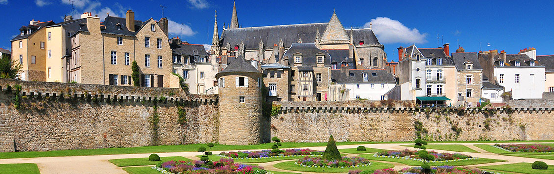 Activité insolite et originale à Vannes - Rallye urbain, jeu de piste, chasse au trésor, rallye photo pour EVG, EVJF, anniversaire team building sortie scolaire & intégration grande école